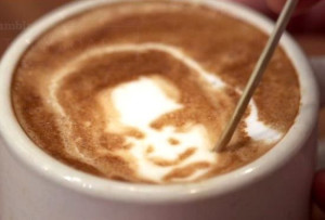 Độc đáo vẽ chân dung trên ly cà phê
