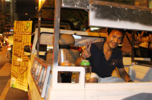 Mê ‘đi bụi’, lái xe hơi dạo Sài Gòn bán cà phê